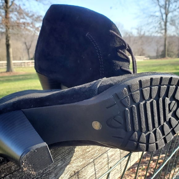White Mountain heeled suede booties in black, size 7.5 - Picture 3 of 4